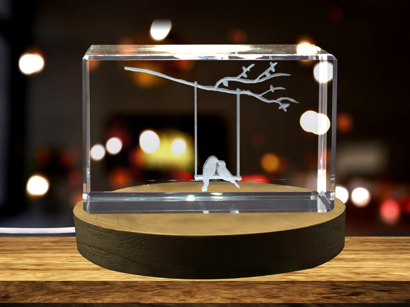 Rappelez-vous votre moment spécial avec un Souveniture 3D gravé de cristal gravé d'oiseaux sur une balançoire sur une branche de la collection AB Crystal