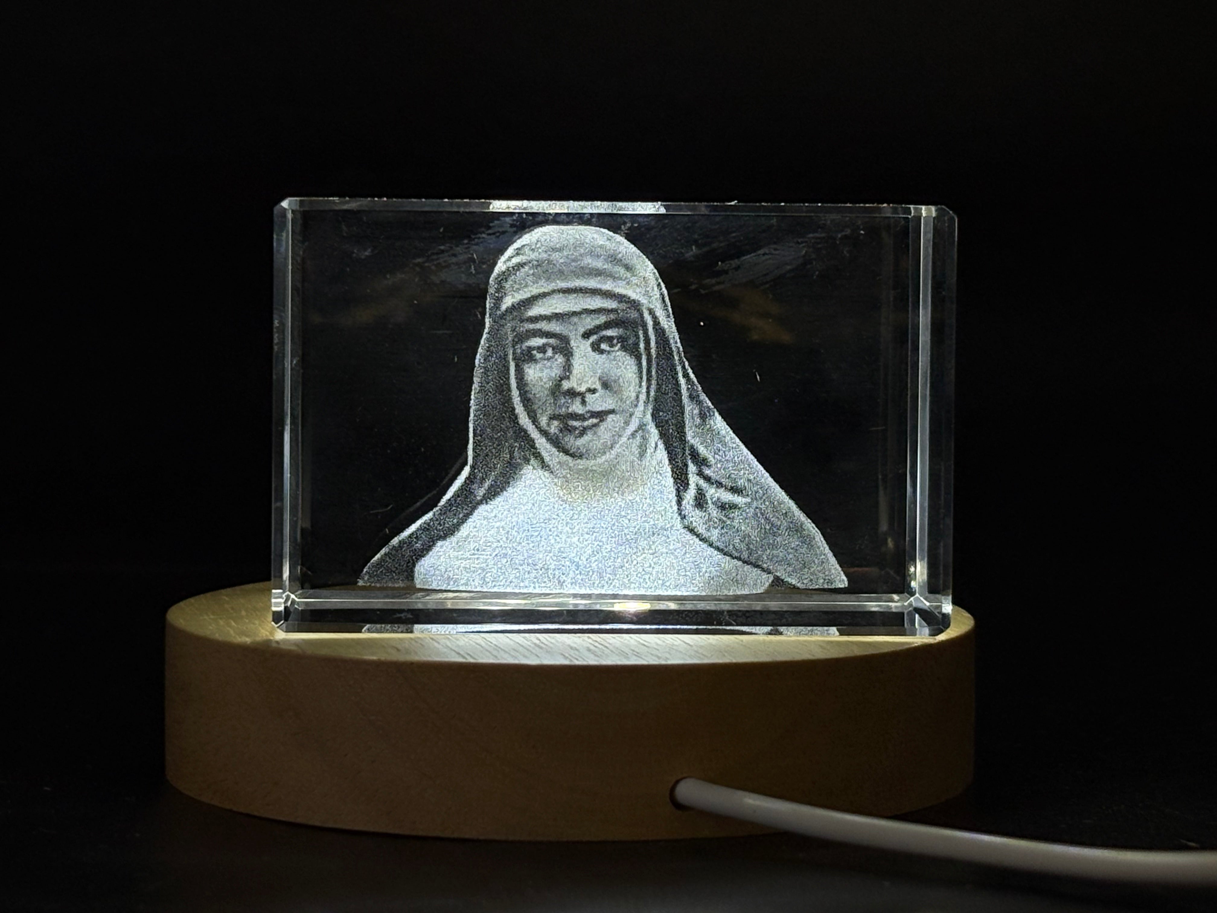 Sainte Mary MacKillop gravée en 3D dans du cristal — cadeau religieux